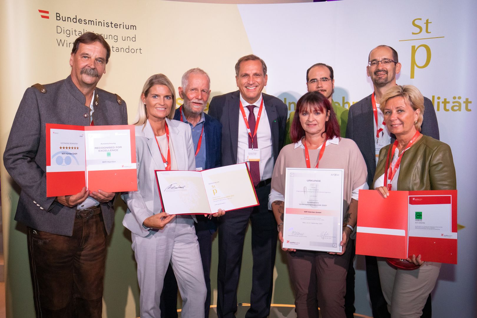 Kategoriensieger 2021: Andreas Görgei (Mitte) und sein Team (Foto: © Anna Rauchenberger) /images/Bilder_CMS/WIFI Kaernten/Über uns/WIFI ist ausgezeichnet/Homepage_Gala Excellentes Unternehmen 2021.jpg